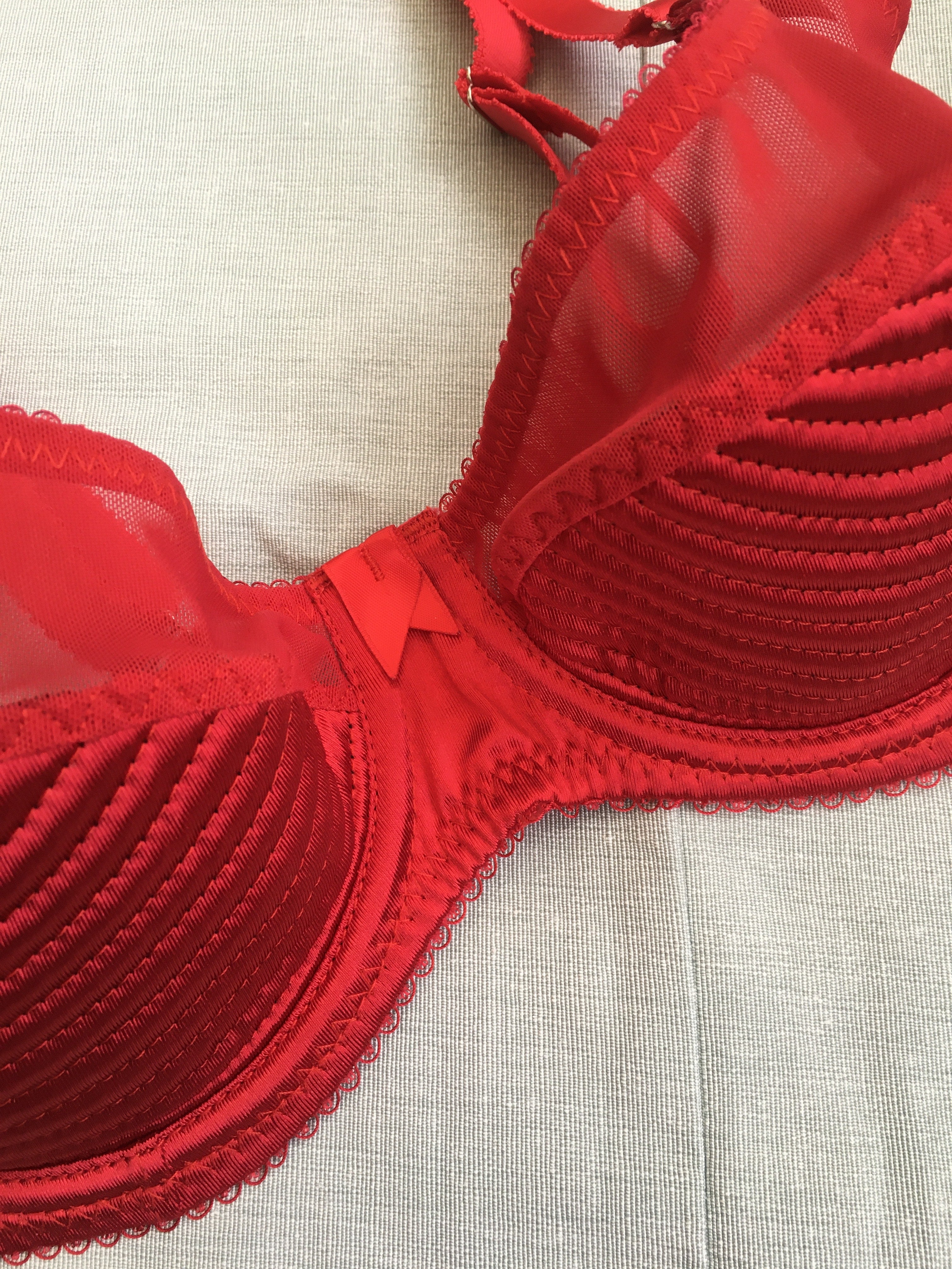 Red bra hot sale outfit